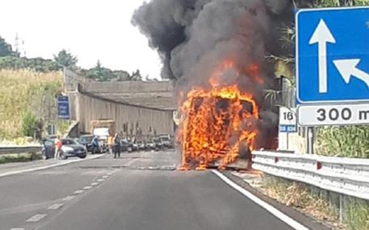 A1: pullman in fiamme tra Anagni e Collefero. Coda di 4 km