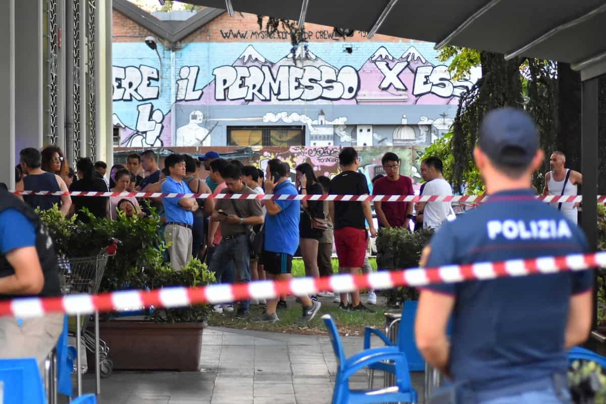 Reggio Emilia, barista accoltellata e uccisa nel bar dove lavorava. Killer fugge, è caccia all’uomo