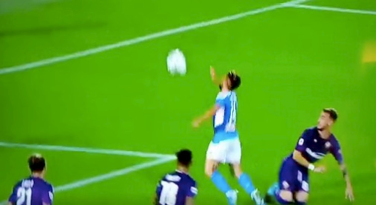 Rigore Fiorentina Napoli Mertens Var arbitro Massa social