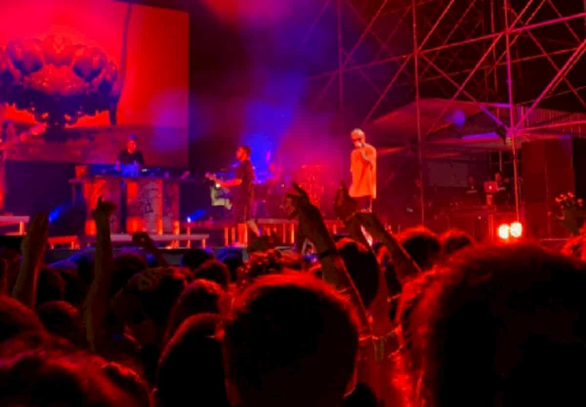 Salmo ha evitato una strage al concerto di Lignano Sabbiadoro? Lo spray al peperoncino e il sosia a rischio linciaggio