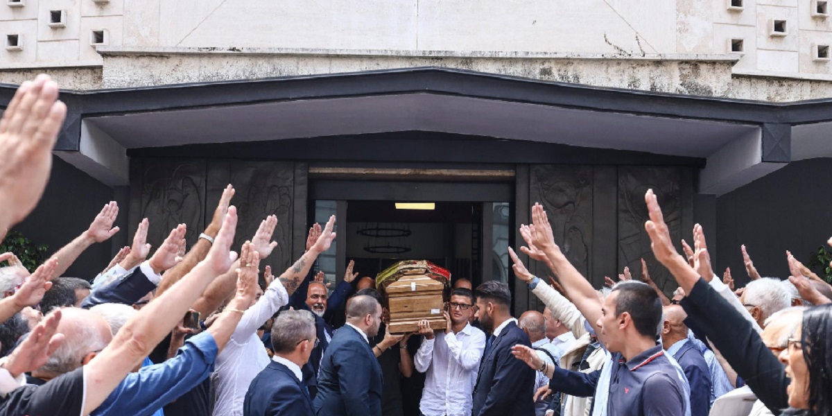 Saluti romani all'uscita dalla chiesa del feretro di Antonio Rastrelli, Ansa