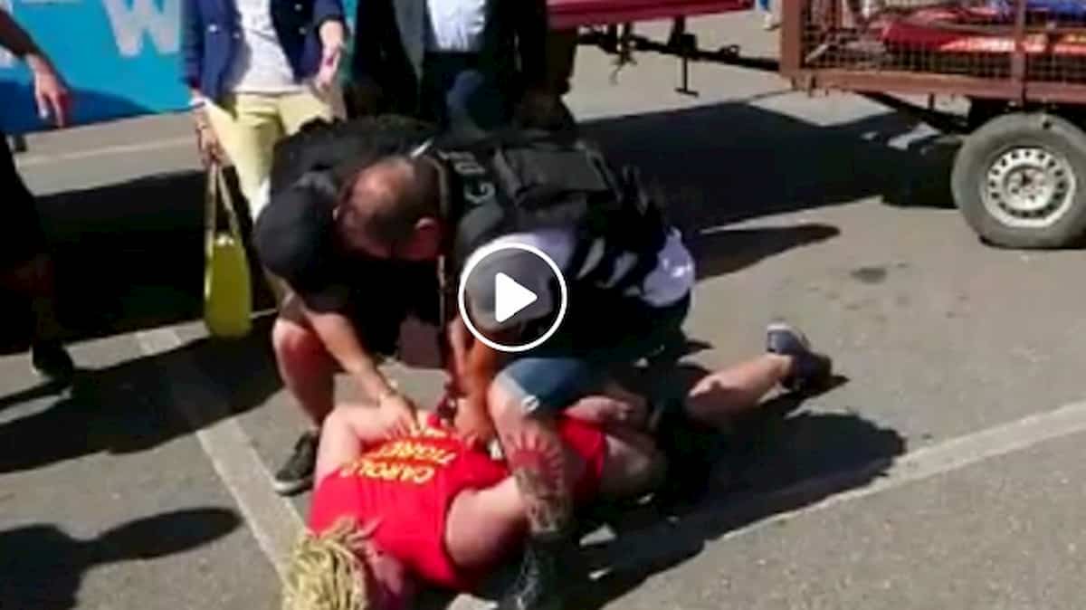 Matteo Salvini (finto) arresta Carola Rackete (finta): la gag alla Festa della Bortellina di Bettola