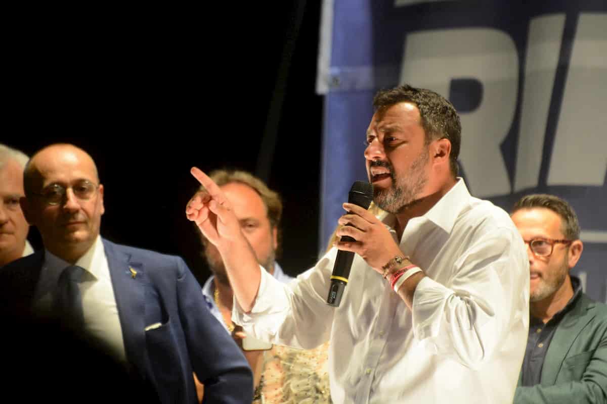"Alzate il culo", "Lo alzi lui": Salvini contro M5s, la saga del bon ton VIDEO