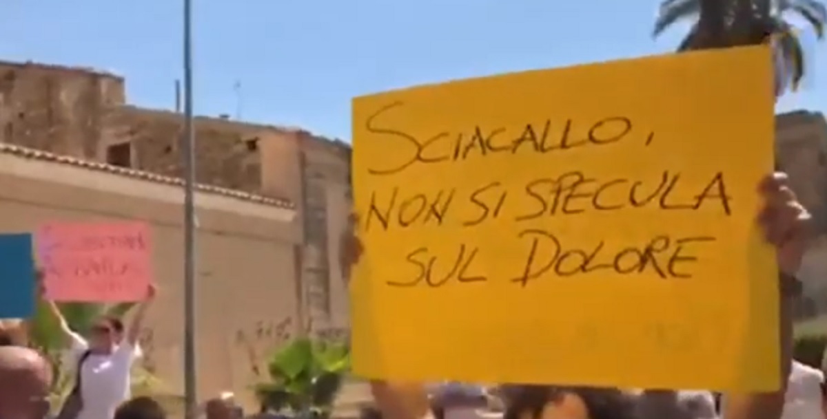 Vittoria, Salvini visita famiglie dei cugini uccisi dal suv. Contestatori gli gridano "sciacallo"