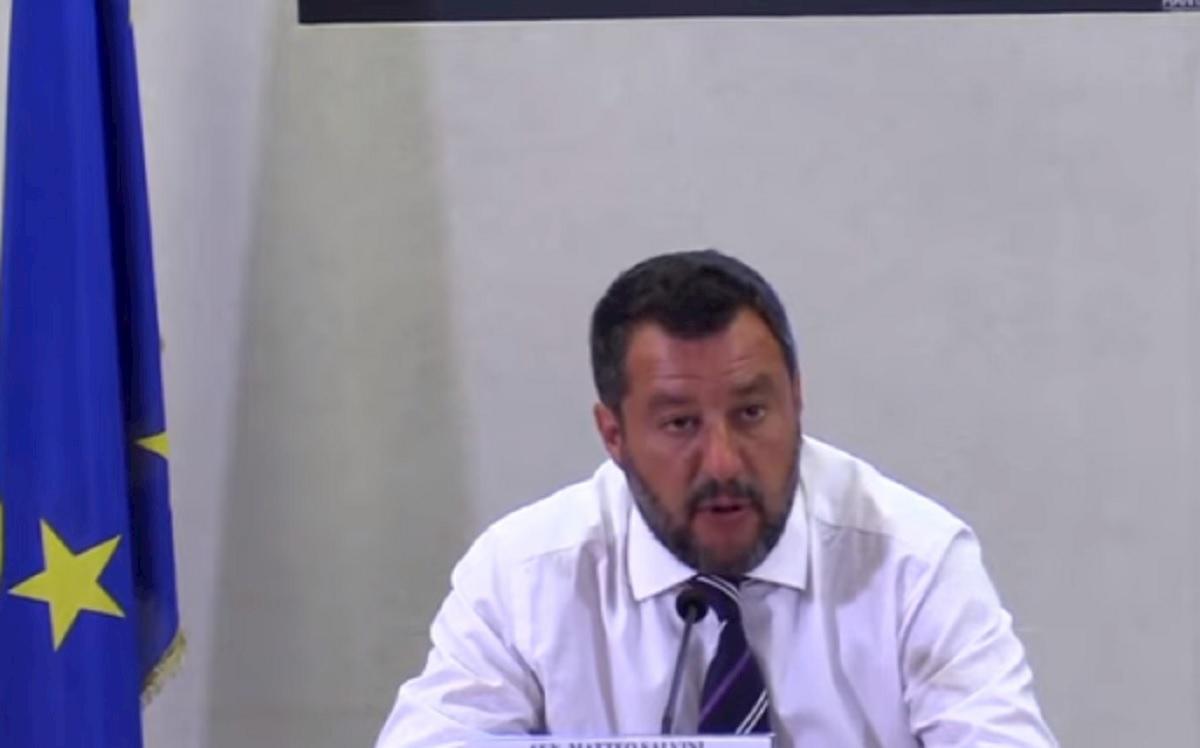 salvini parla in conferenza stampa