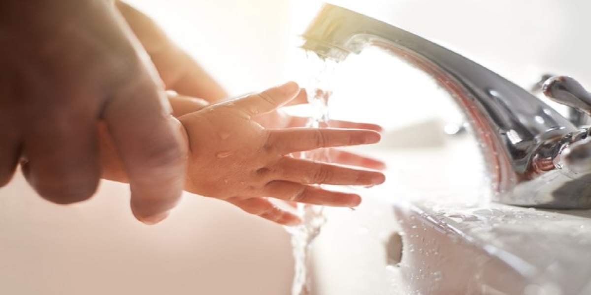 Un bambino si lava le mani