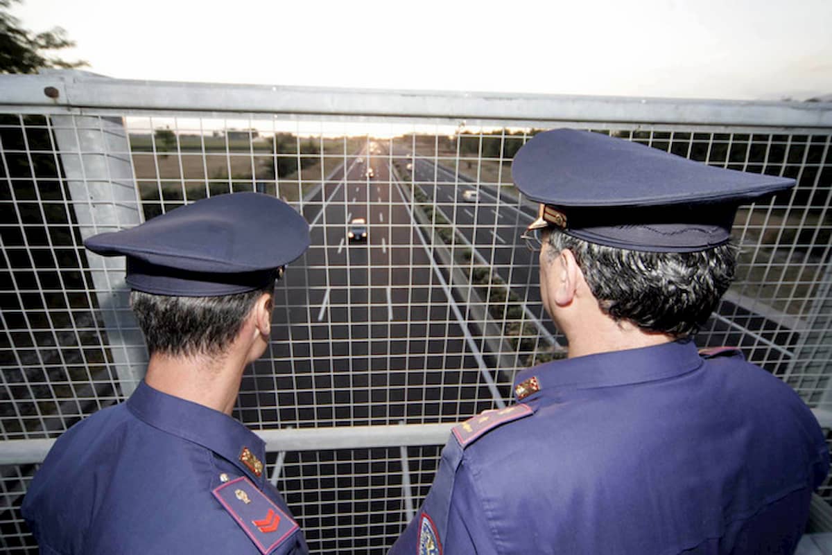 Tromello, auto colpita da un sasso lanciato da un cavalcavia: denunciati due giovani