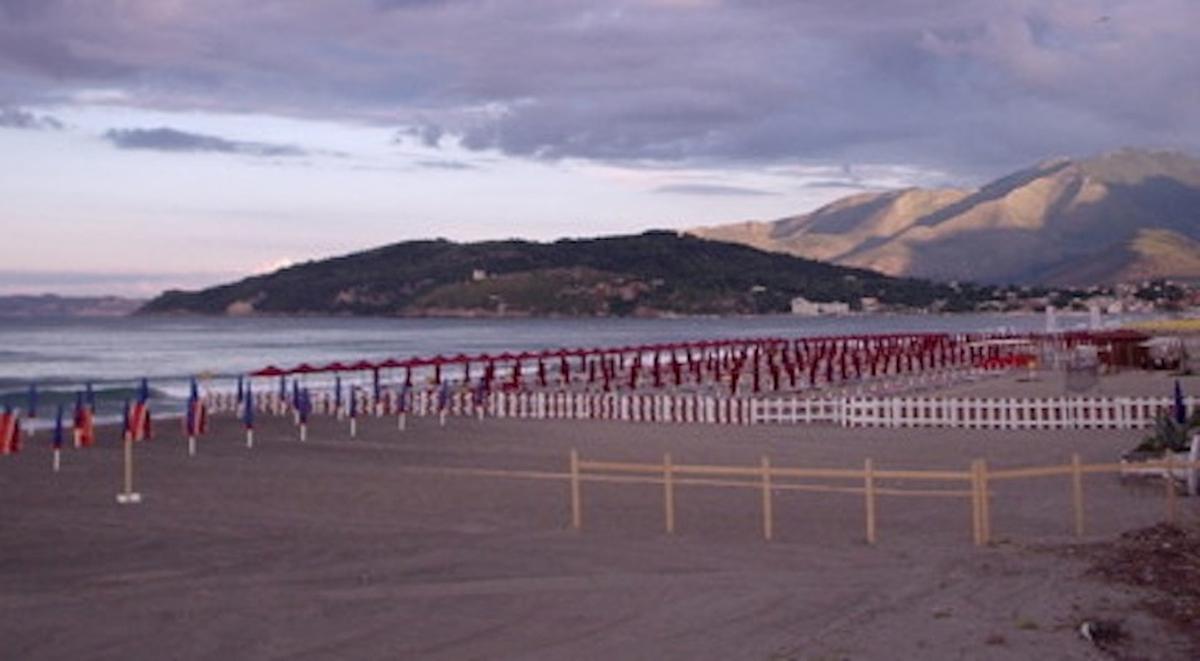 Scauri, 18enne muore in spiaggia per una congestione. Polemiche per i soccorsi