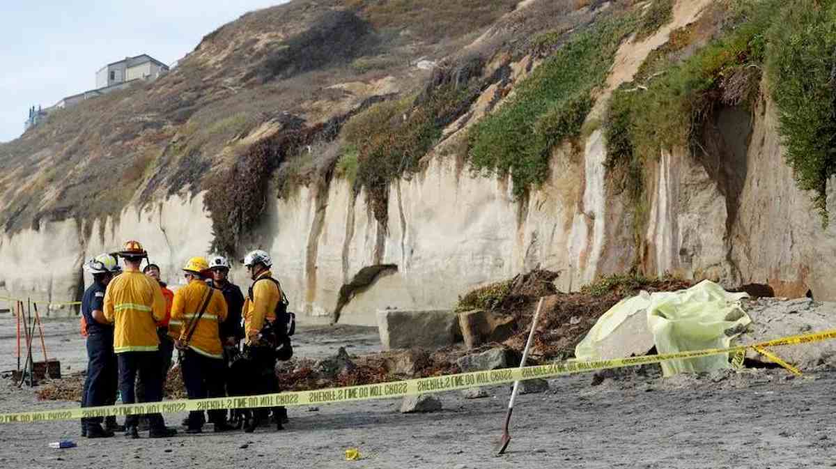 California, crolla un pezzo di scogliera sulla spiaggia vicino San Diego: 3 morti