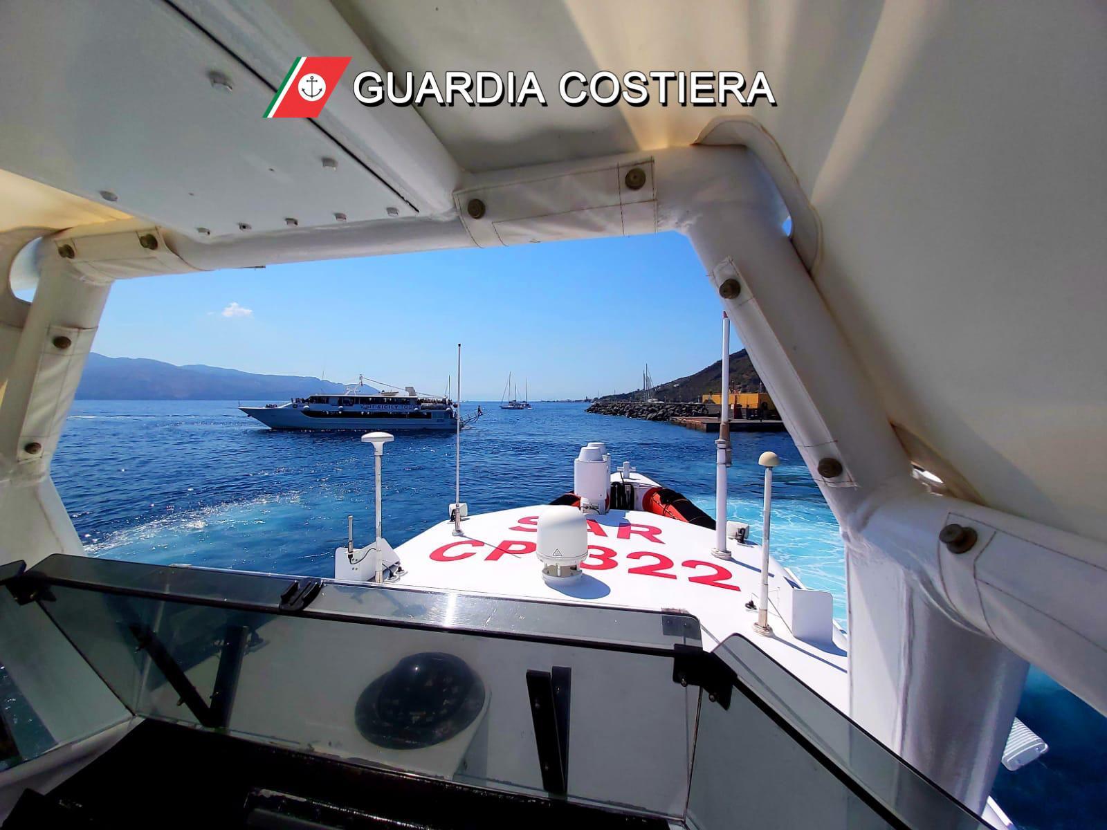 Eolie scontro traghetto yacht