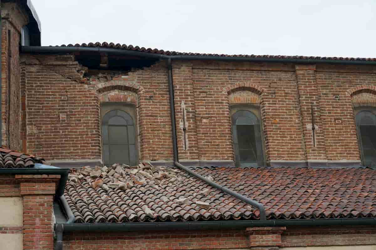 Settimo Torinese, crolla parte della parete della chiesa di San Pietro in Vincoli