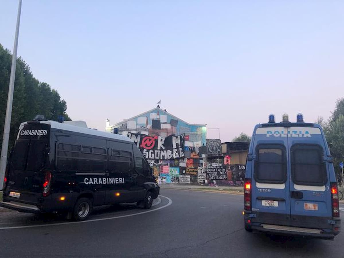 Bologna, sgombero del centro sociale XM24: ruspe in azione VIDEO