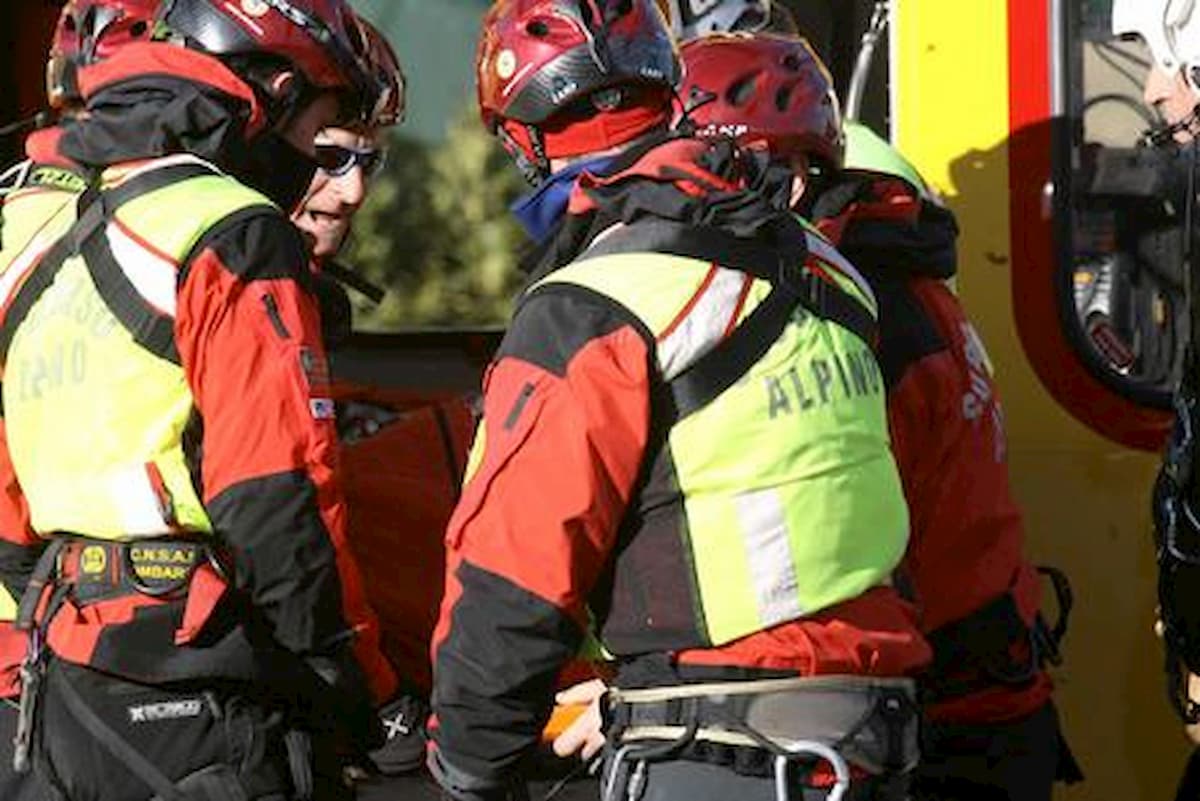 Soccorso alpino al lavoro per recuperare l'aereo da turismo