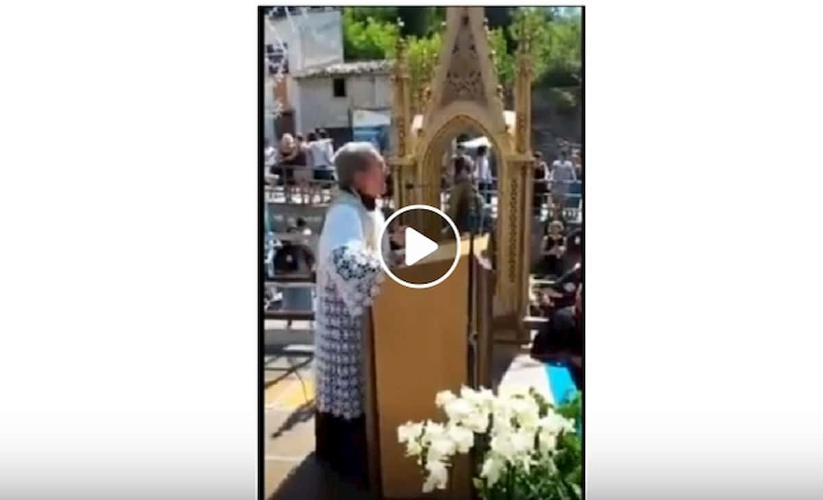 Sora, don Donato Piacentini il parroco anti migranti, Omelia: "Hanno telefonino e catenite"