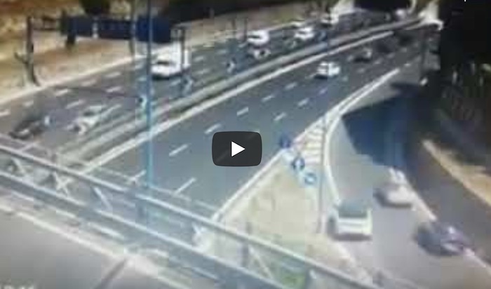 Napoli, retromarcia in tangenziale: sfiorato lo schianto VIDEO