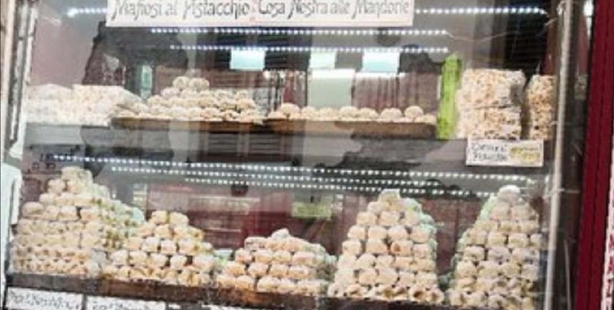 Taormina, pasticceria vende i "mafiosi al pistacchio" e "cosa nostra alle mandorle"