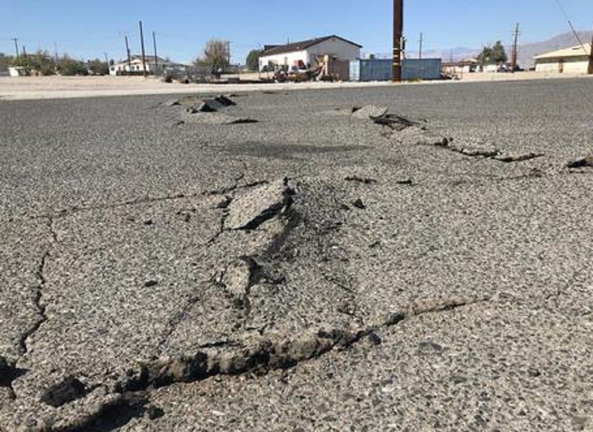 Una strada rovinata da una scossa di terremoto