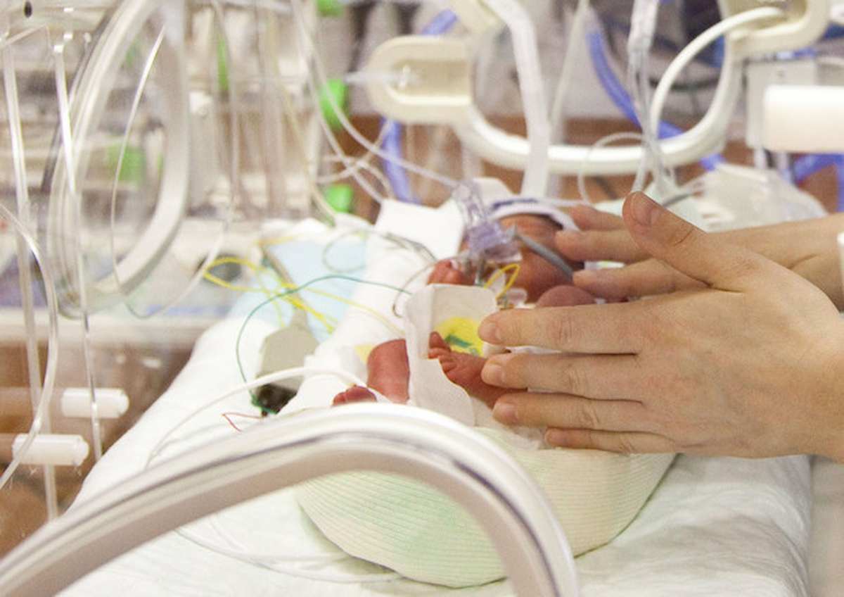 Milano, incendio al Policlinico: 23 bimbi evacuati dal reparto di Terapia intensiva neonatale