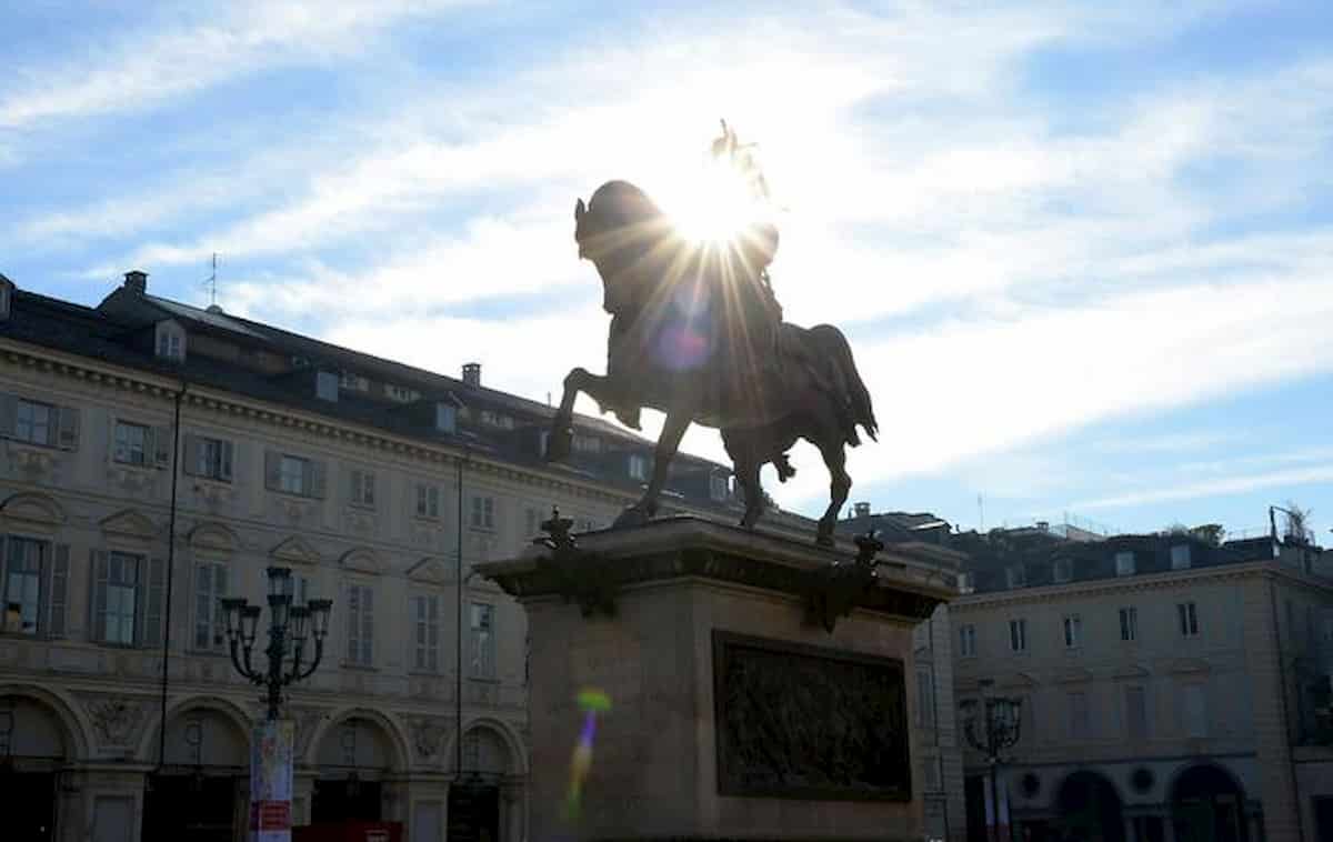 Torino, sequestro di persona vicino Piazza San Carlo sventato dalla polizia: donna legata su furgone