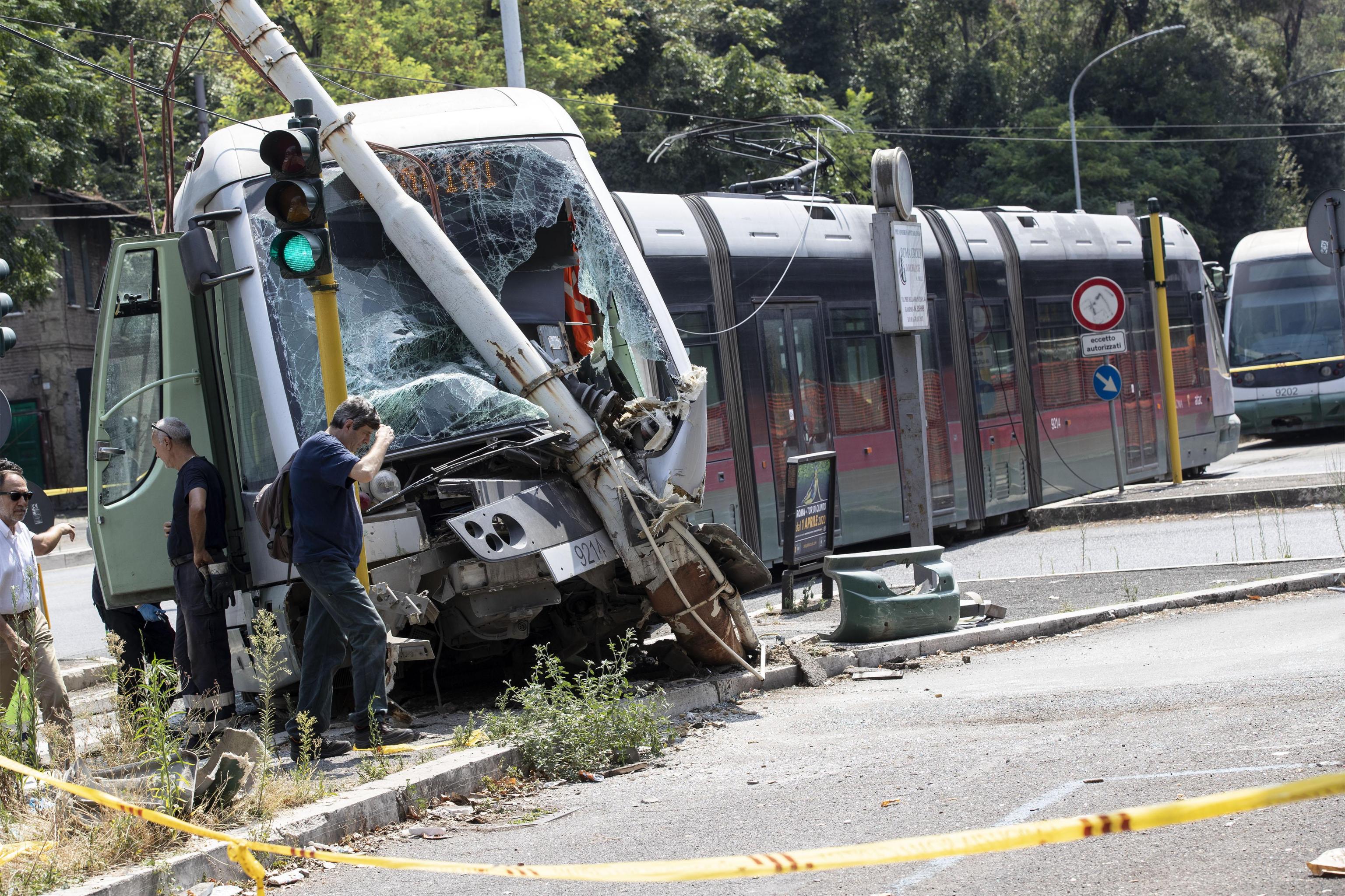 Il tram deragliato a Roma