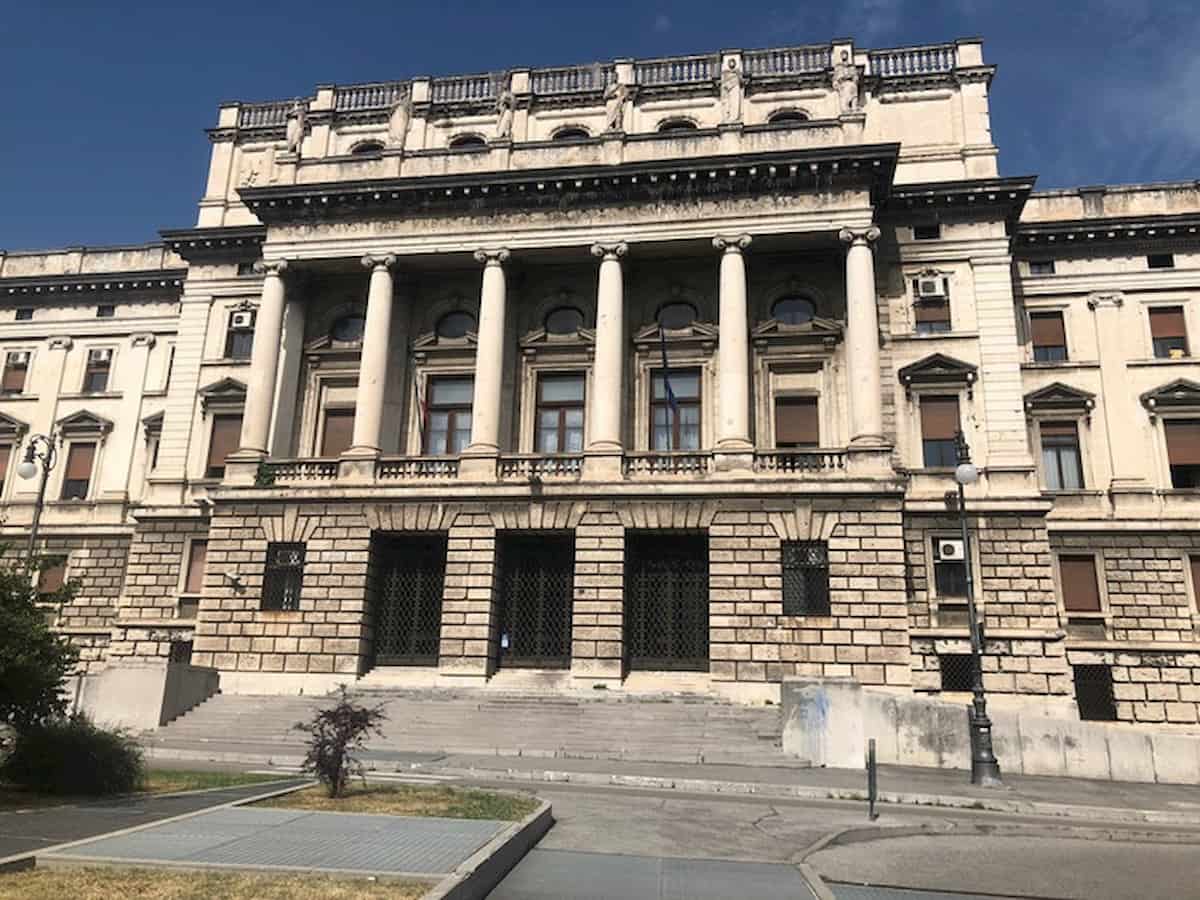 Bergamo, in tribunale con bermuda e infradito. Il giudice lo allontana: "Vada a cambiarsi"