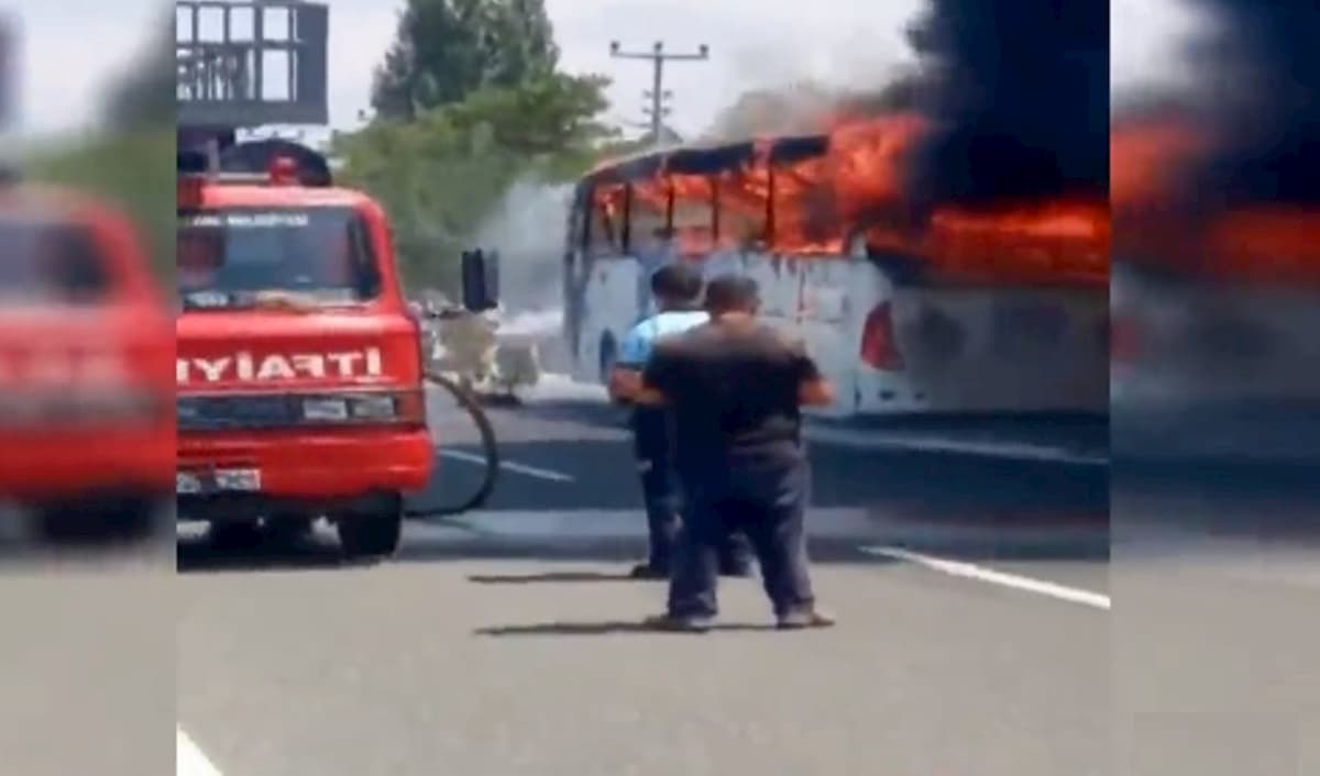 Turchia, autobus in fiamme: 5 morti, 15 feriti. Si teme attentato