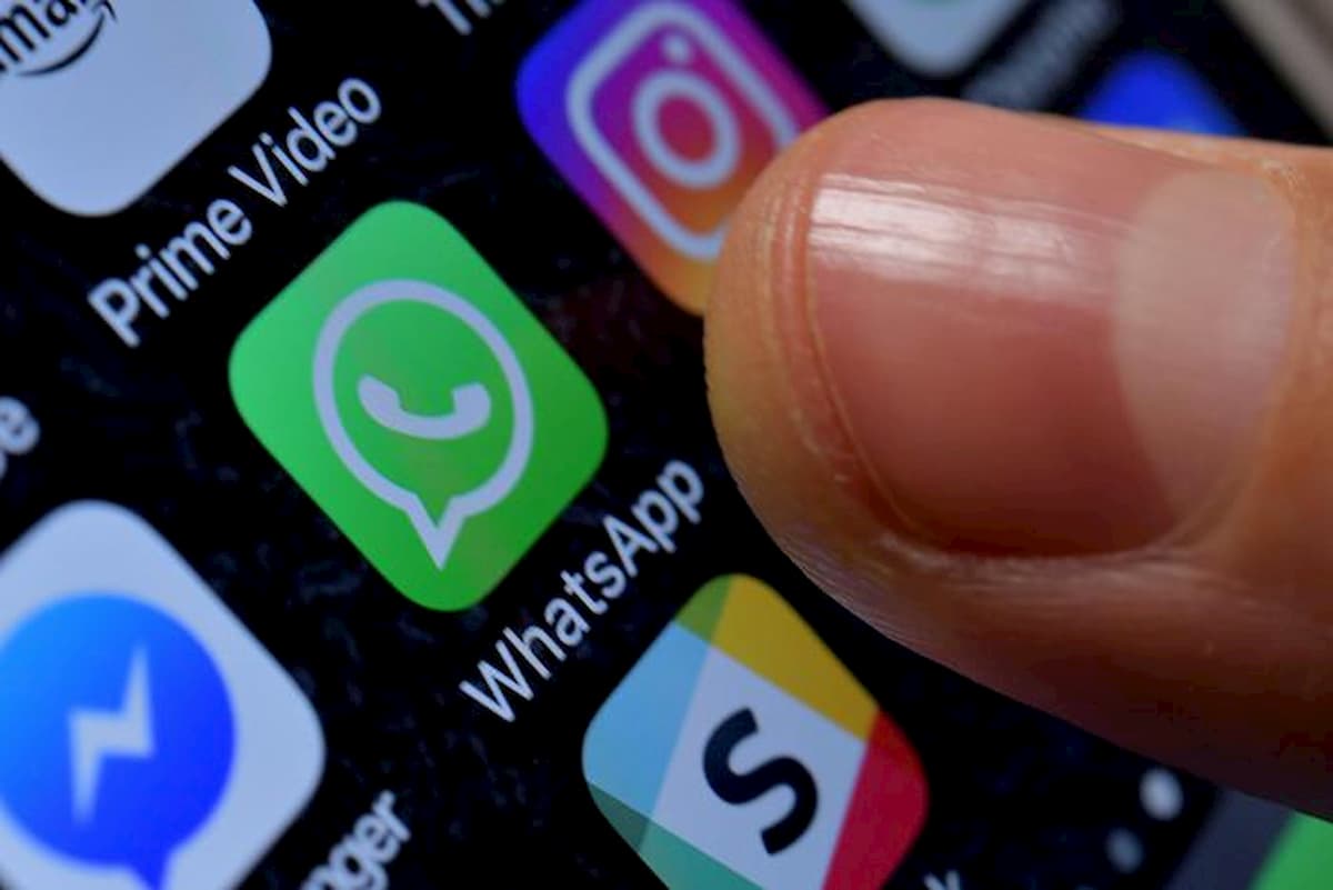 WhatsApp, nuovo messaggio truffa: se apri link...