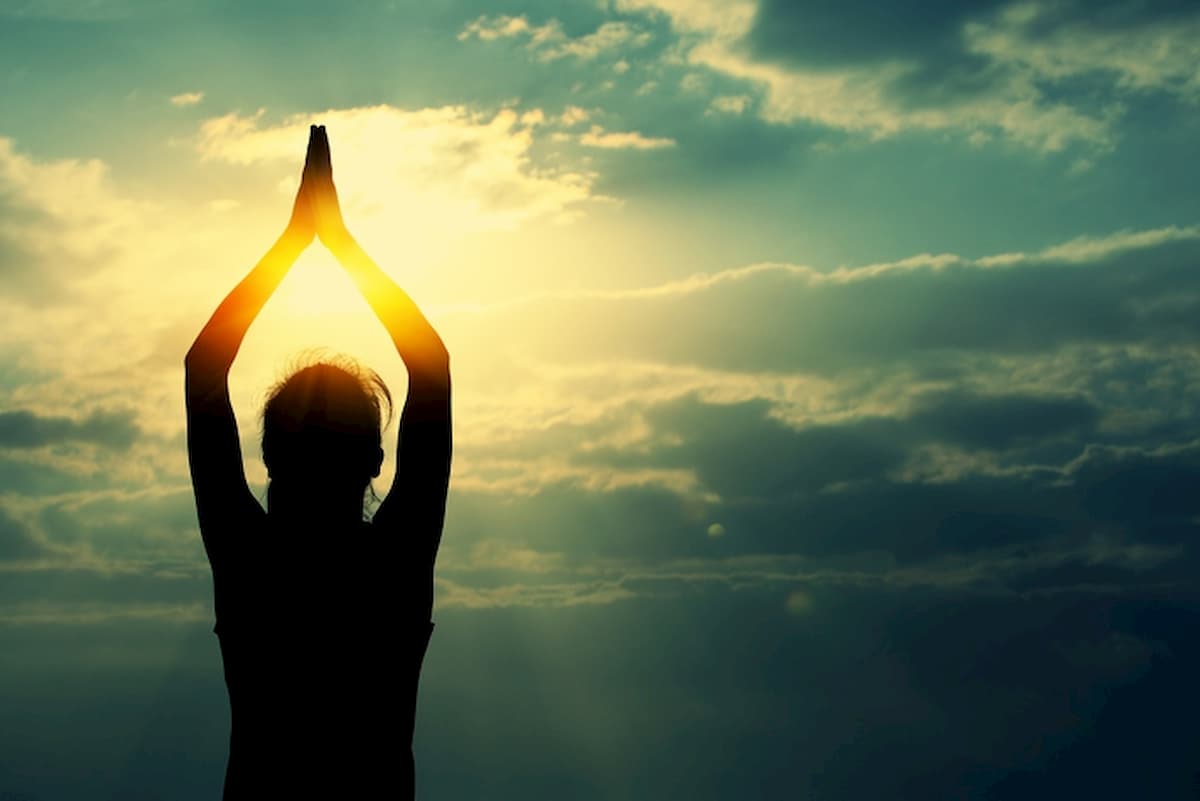 Cade dal balcone mentre fa yoga: dopo un volo di 25 metri è in gravissime condizioni