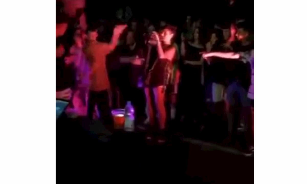 YOUTUBE Young Signorino dà uno schiaffo ad uno spettatore: "Fidati, questa è educazione"