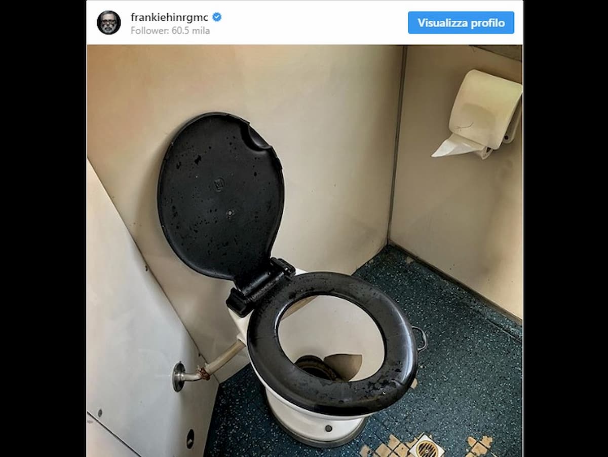 Frankie hi-nrg critica i bagni di Trenitalia: "Ne fotografo uno ogni anno e..."