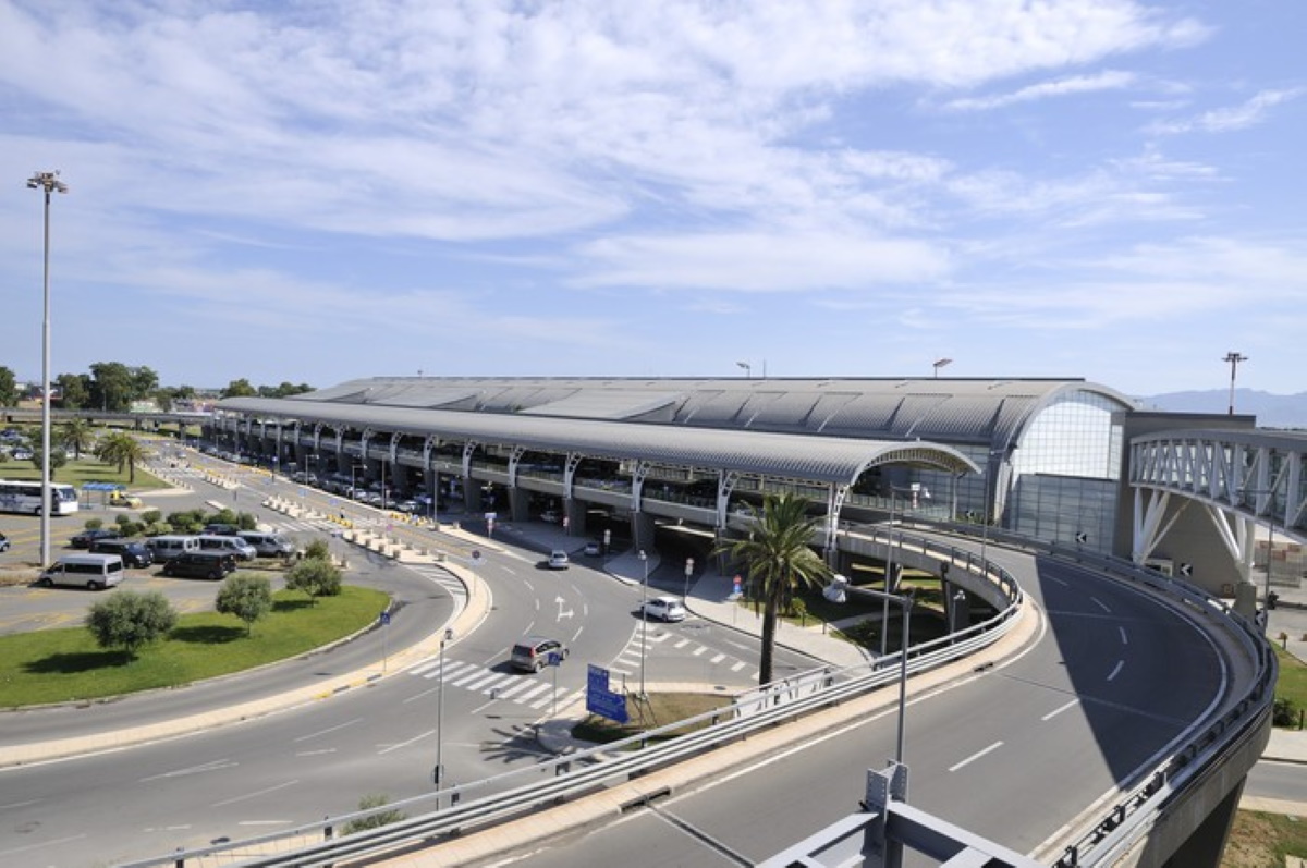 Aeroporto Cagliari scoppia ruota aereo