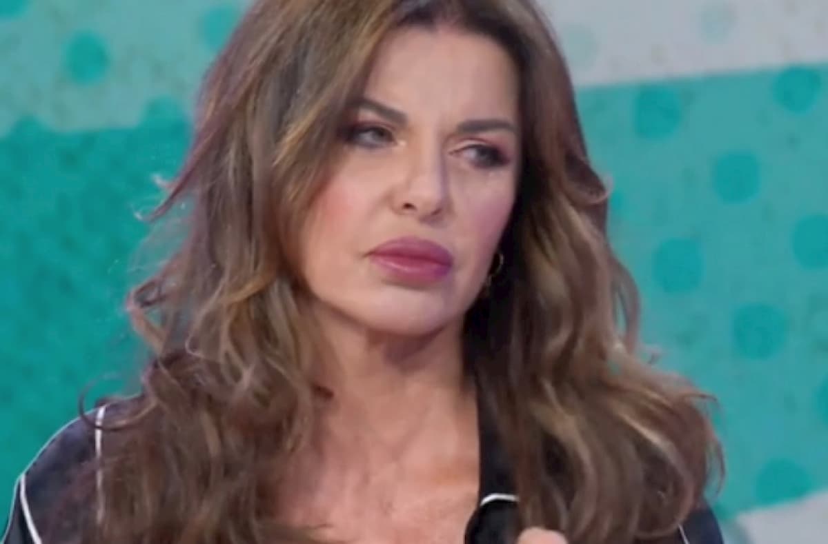 Vieni da Me, Alba Parietti si arrabbia con l'opinionista: "La Rai ti paga per dire certe cose?"