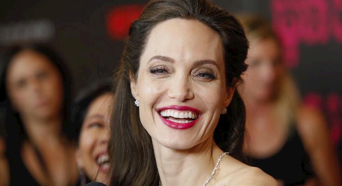 Brad Pitt ricattato da Angelina Jolie? L'attrice "userebbe" il figlio Maddox...
