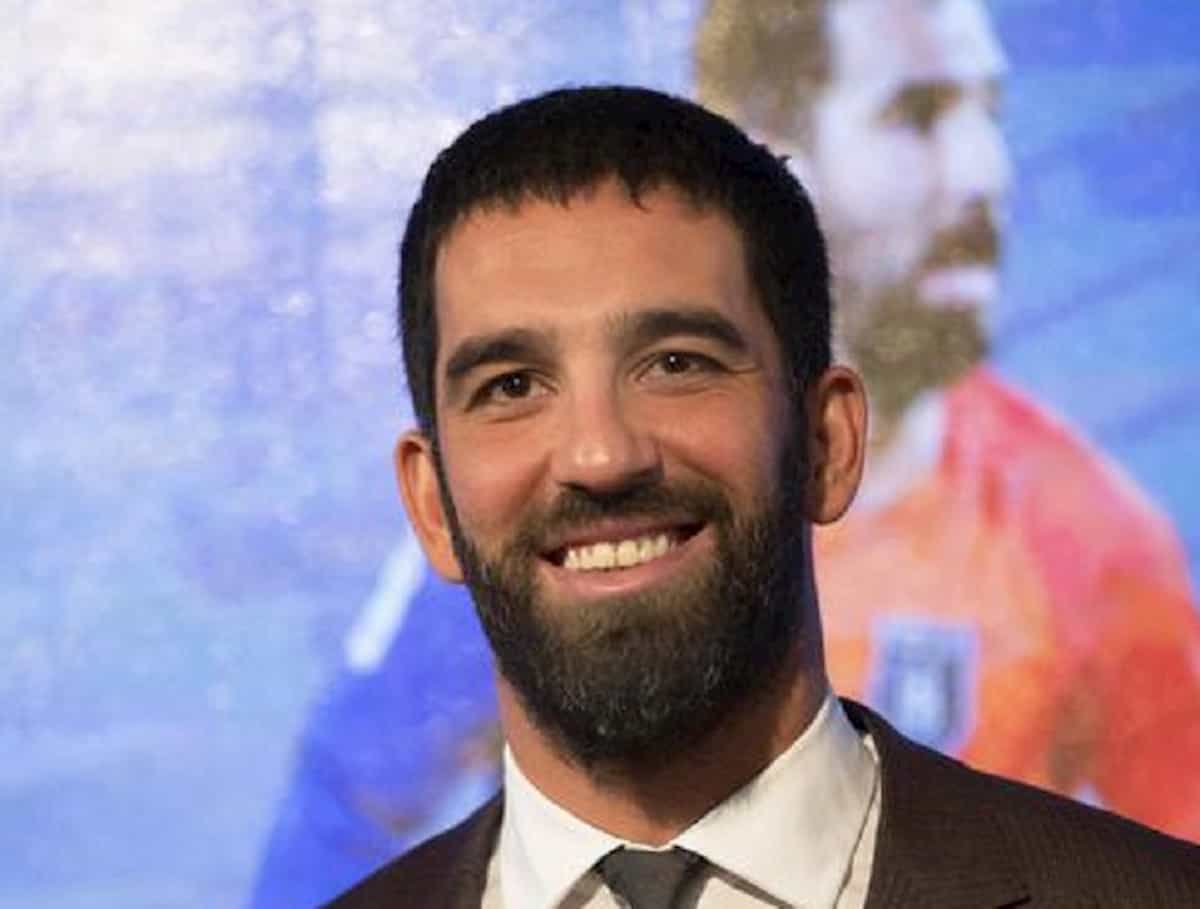 Arda Turan, calciatore turco condannato a 2 anni e 8 mesi: picchiò un cantante in un night