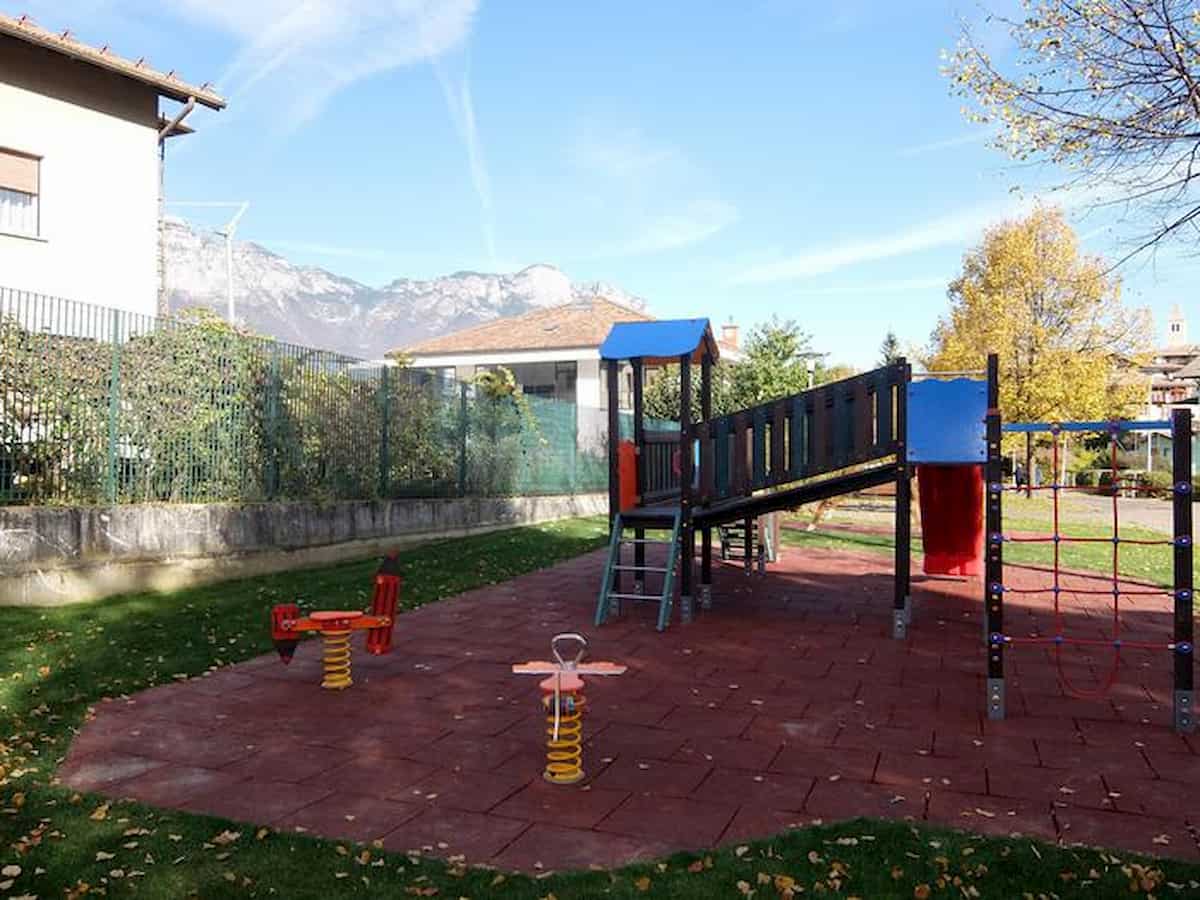 Cremona, coppia lo fa in una casetta nell'area giochi per bimbi: denunciati
