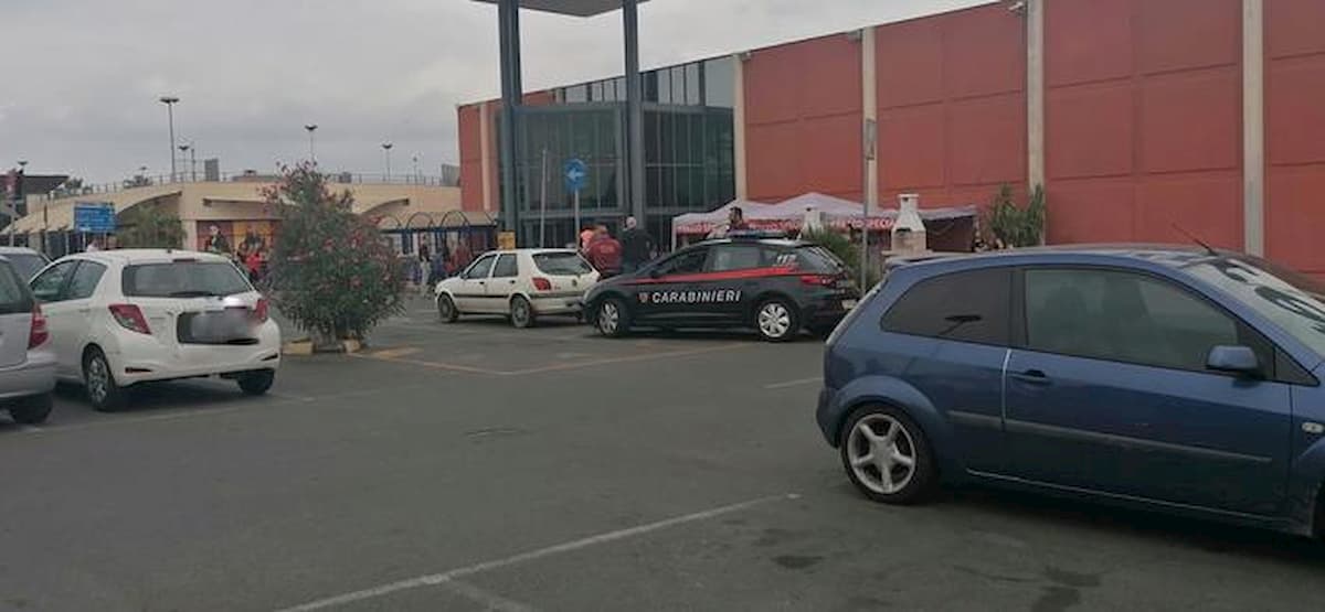 Bimba nell'auto nel parcheggio