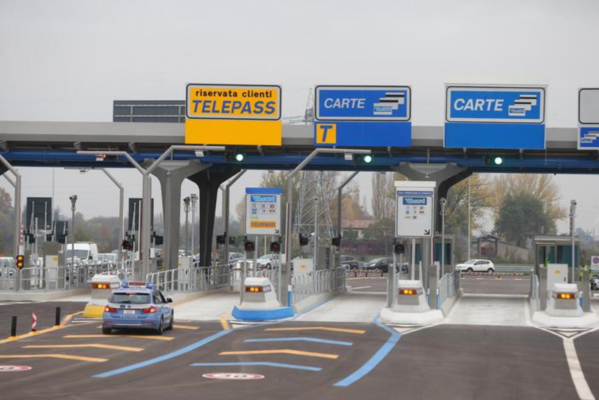 A14 cammina autostrada salvata finanziere