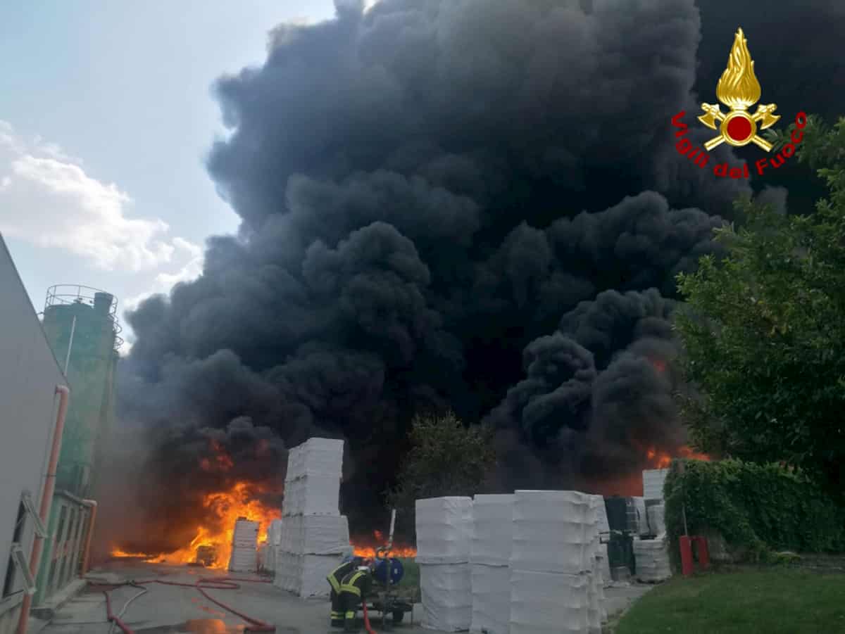 Avellino: incendio Ics finalmente spento ma ora c'è l'allarme nube tossica
