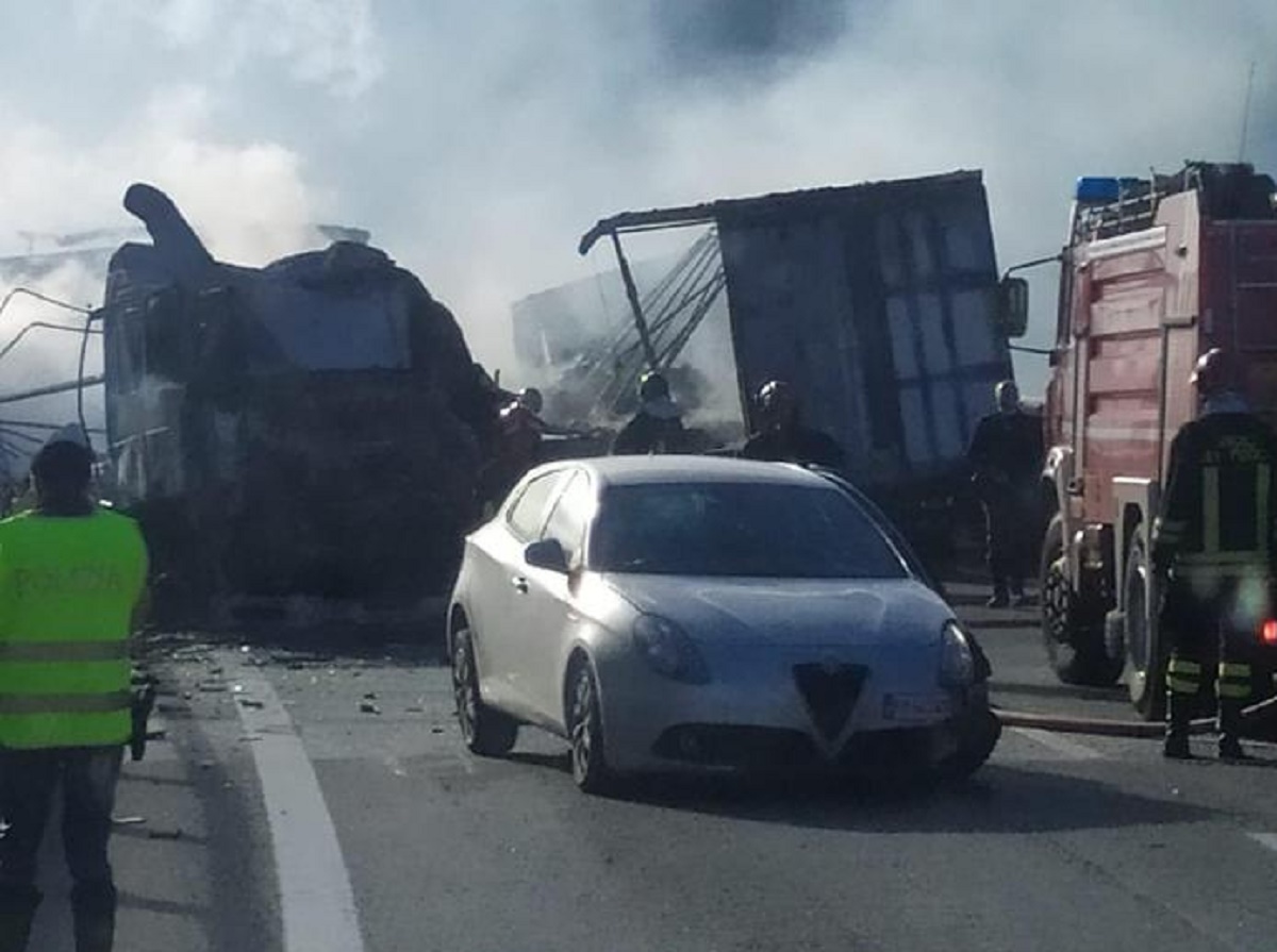 Scontro tra tir all'altezza di Bardonecchia, ci sono due feriti, foto Ansa