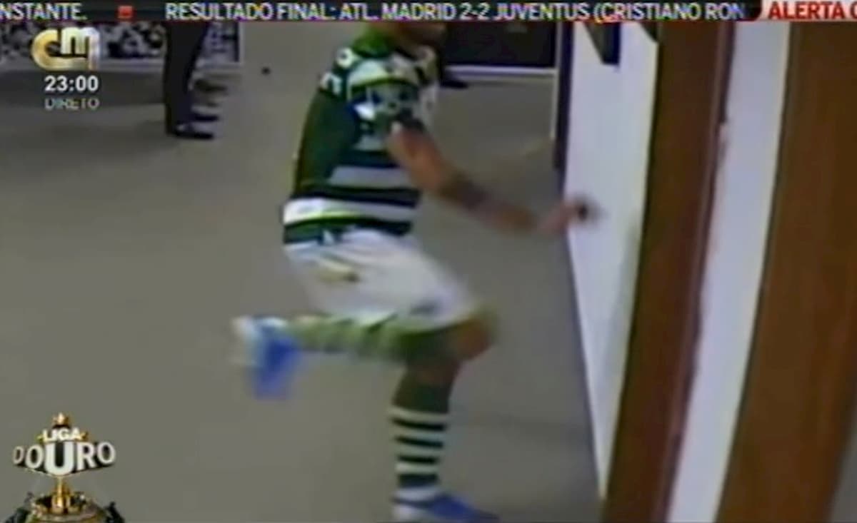 YOUTUBE Bruno Fernandes spacca due porte degli spogliatoi dopo l'espulsione