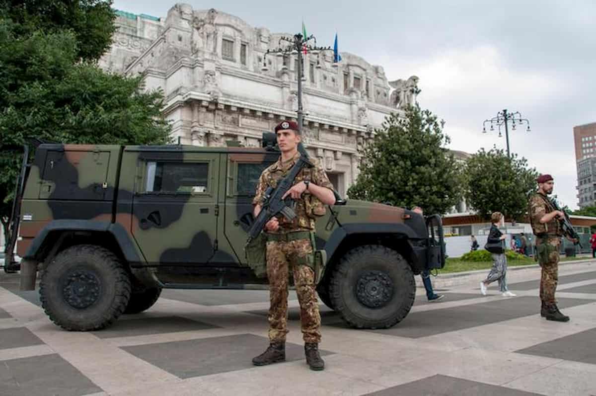 Milano, militare pugnalato con delle forbici da straniero che poi urla "Allah akbar"