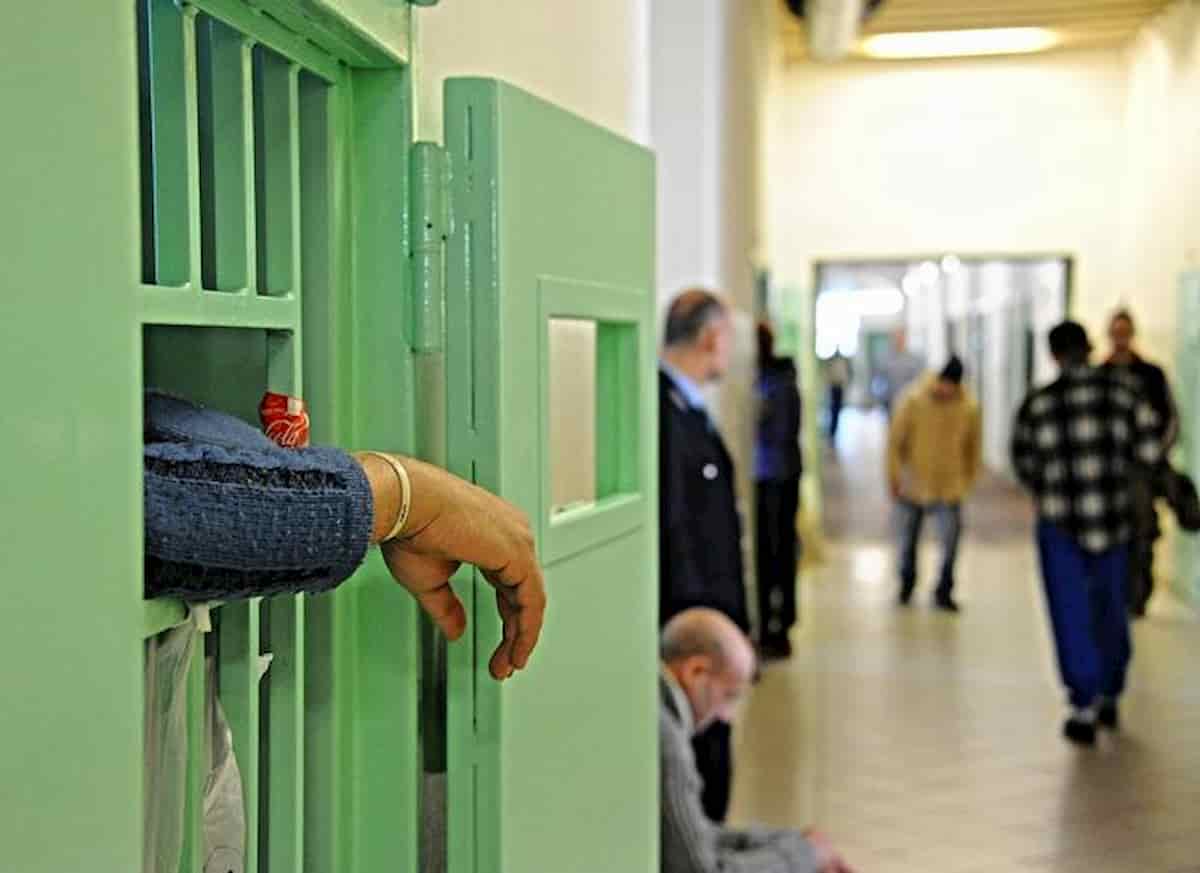 Genova: detenuto italiano cerca di strangolare agente nel carcere di Marassi
