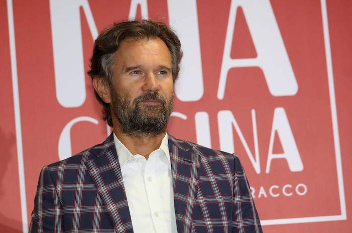 Carlo Cracco torna in tv con "Nella mia cucina". "Volevo Sanremo, ma dicono sia presto"