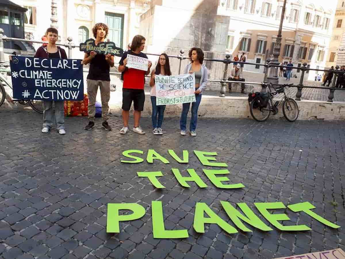 Clima, il governo invita le scuole a giustificare le assenze degli studenti che manifestano