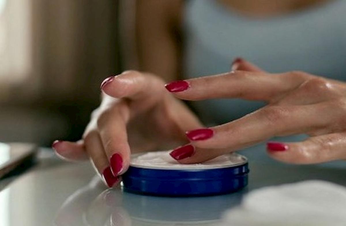 Crema anti-rughe contaminata con metilmercurio: donna di 47 anni finisce in coma