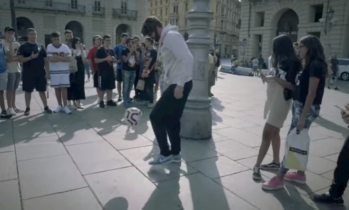 Cristiano Ronaldo travestito palleggia in Piazza Castello? Il video caricato su YouTube