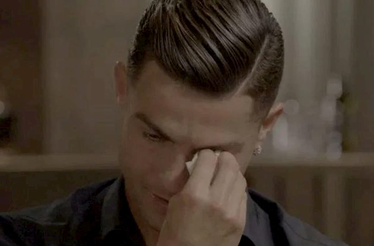 Cristiano Ronaldo piange in tv per il padre: "Non è riuscito a vedere cosa sono diventato"