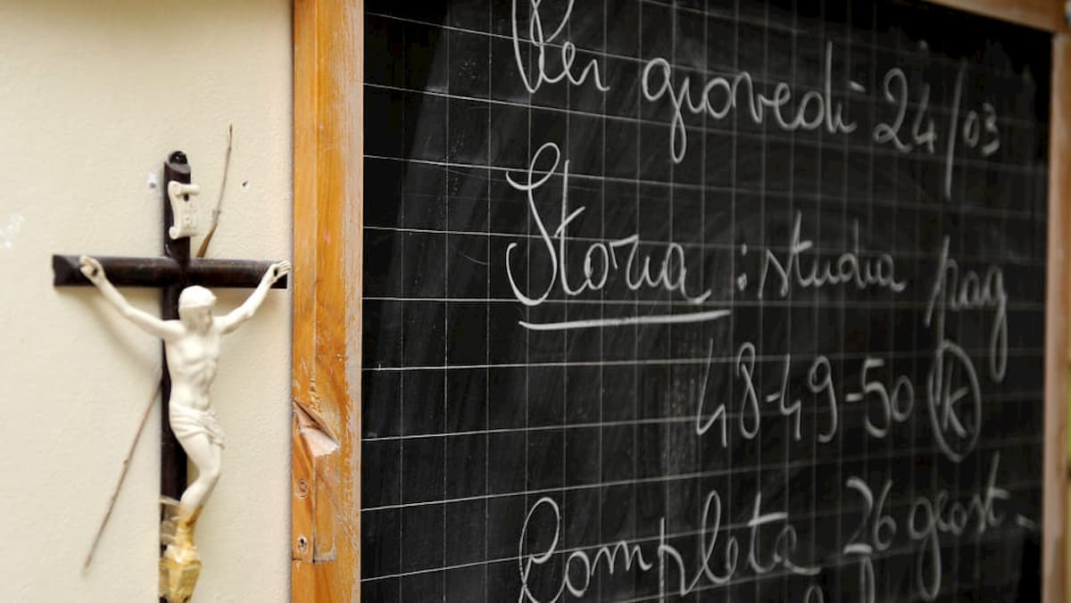 Crocefisso in aula, Fioramonti: "Meglio una cartina del mondo"