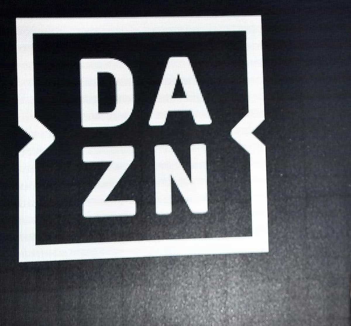 Dazn non funziona e lei resta incinta: il fidanzato non riusciva a vedere Napoli-Milan e così...