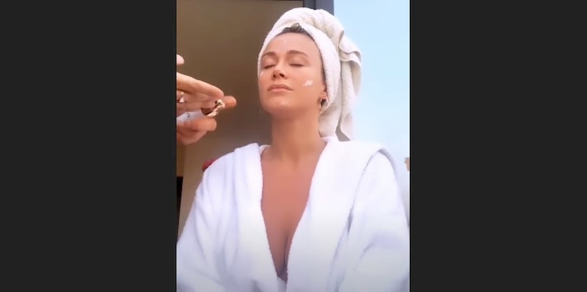 Diletta Leotta, stories su Instragram: l'accappatoio si sposta e...